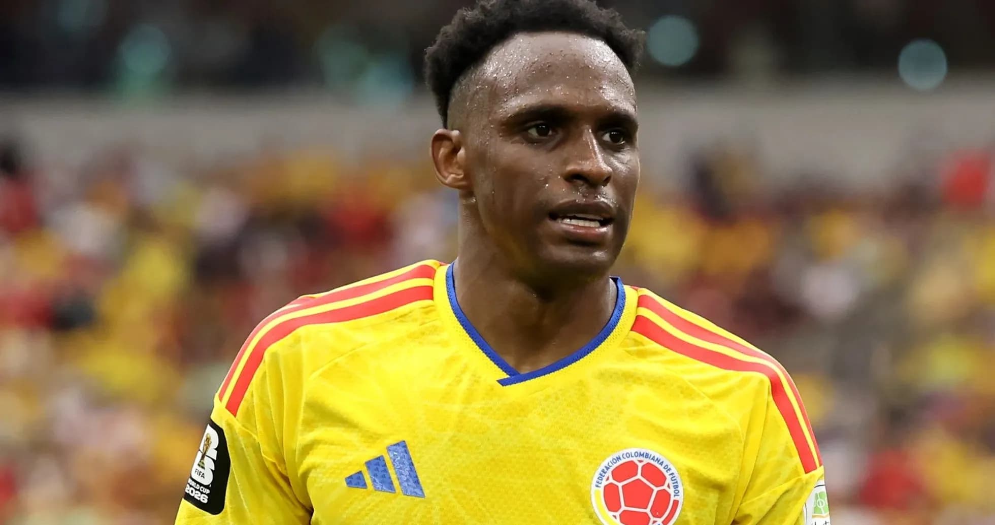 Jugador de Colombia en camiseta amarilla durante partido