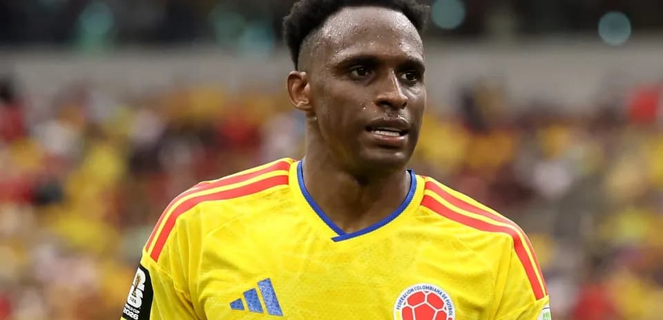 Jugador de Colombia en camiseta amarilla durante partido