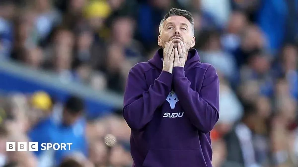 Entrenador preocupado en el área técnica durante el partido