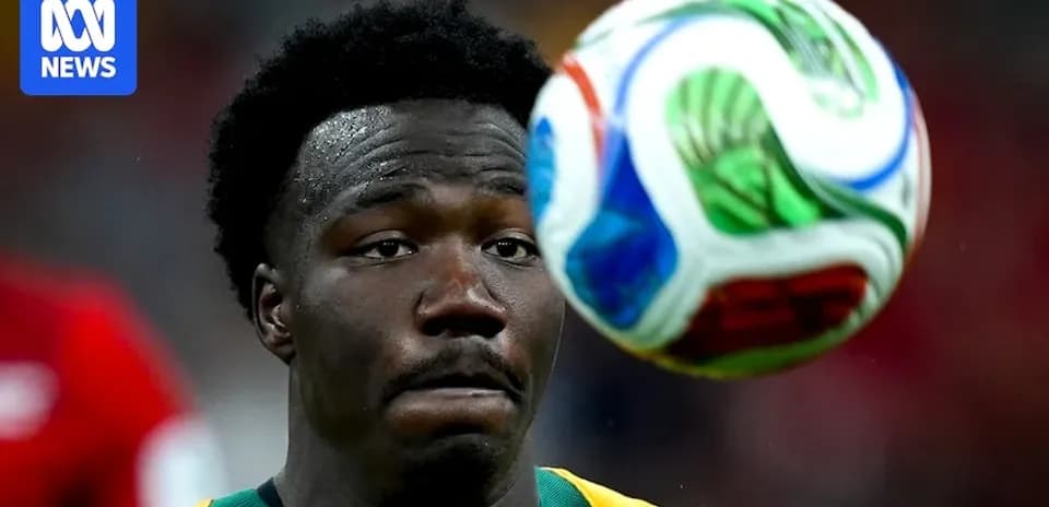 Jugador preparando para recibir el balón en el aire