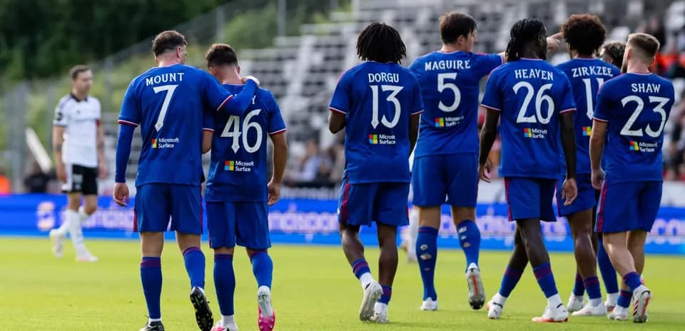 Jugadores en uniforme azul celebrando en el campo