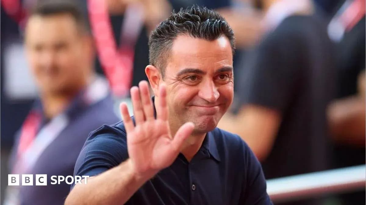 Entrenador saludando durante evento deportivo