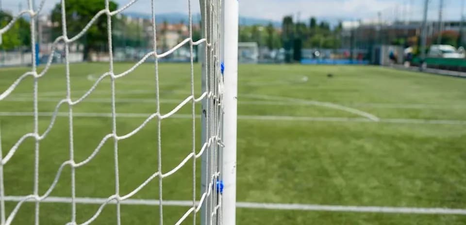 Portería de fútbol con campo de césped artificial