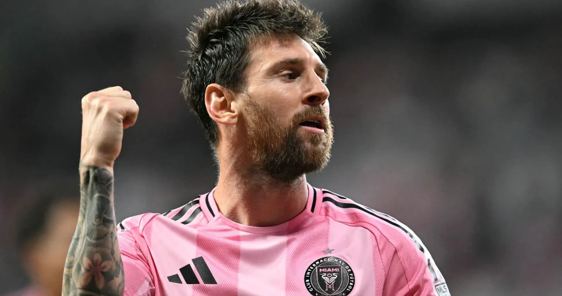 Jugador celebrando con puño en alto en partido