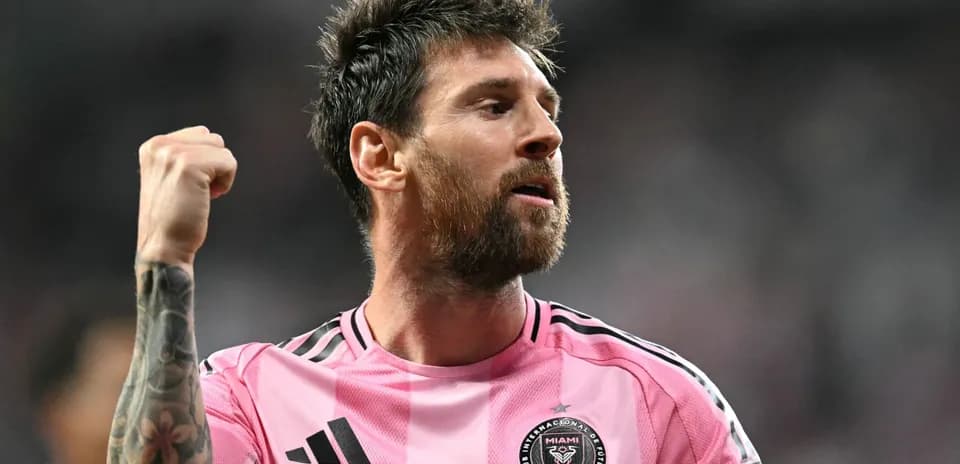 Jugador celebrando con puño en alto en partido