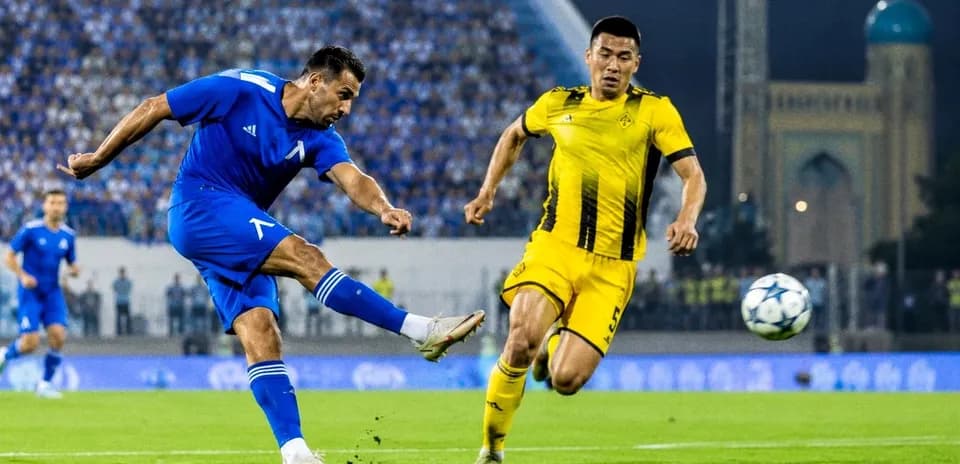 Jugador de Levski Sofia chutando el balón