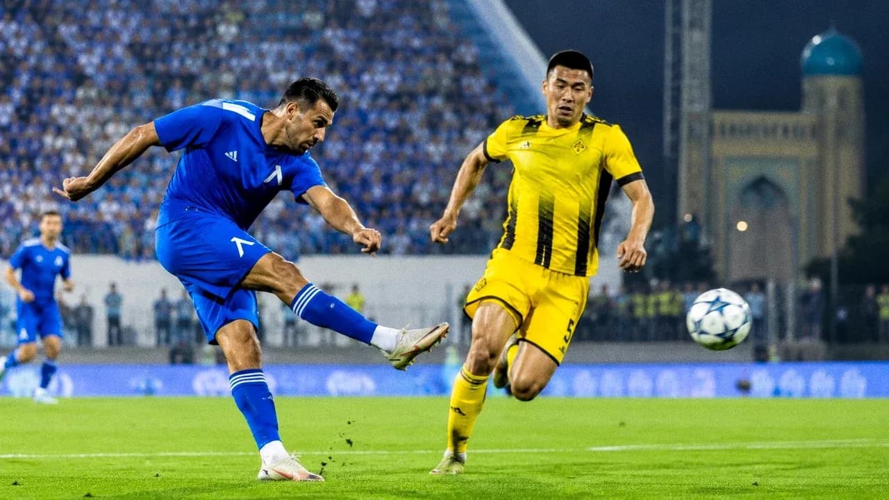 Jugador de Levski Sofia chutando el balón