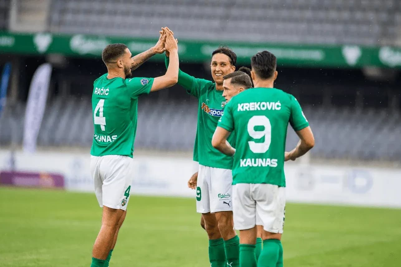 Jugadores de Kauno Žalgiris celebrando un gol