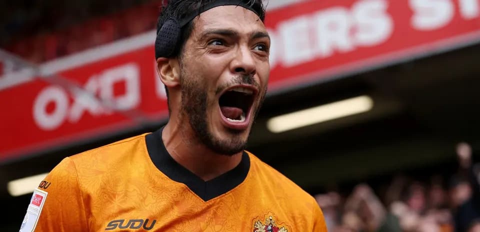 Jugador celebrando en el estadio durante el partido