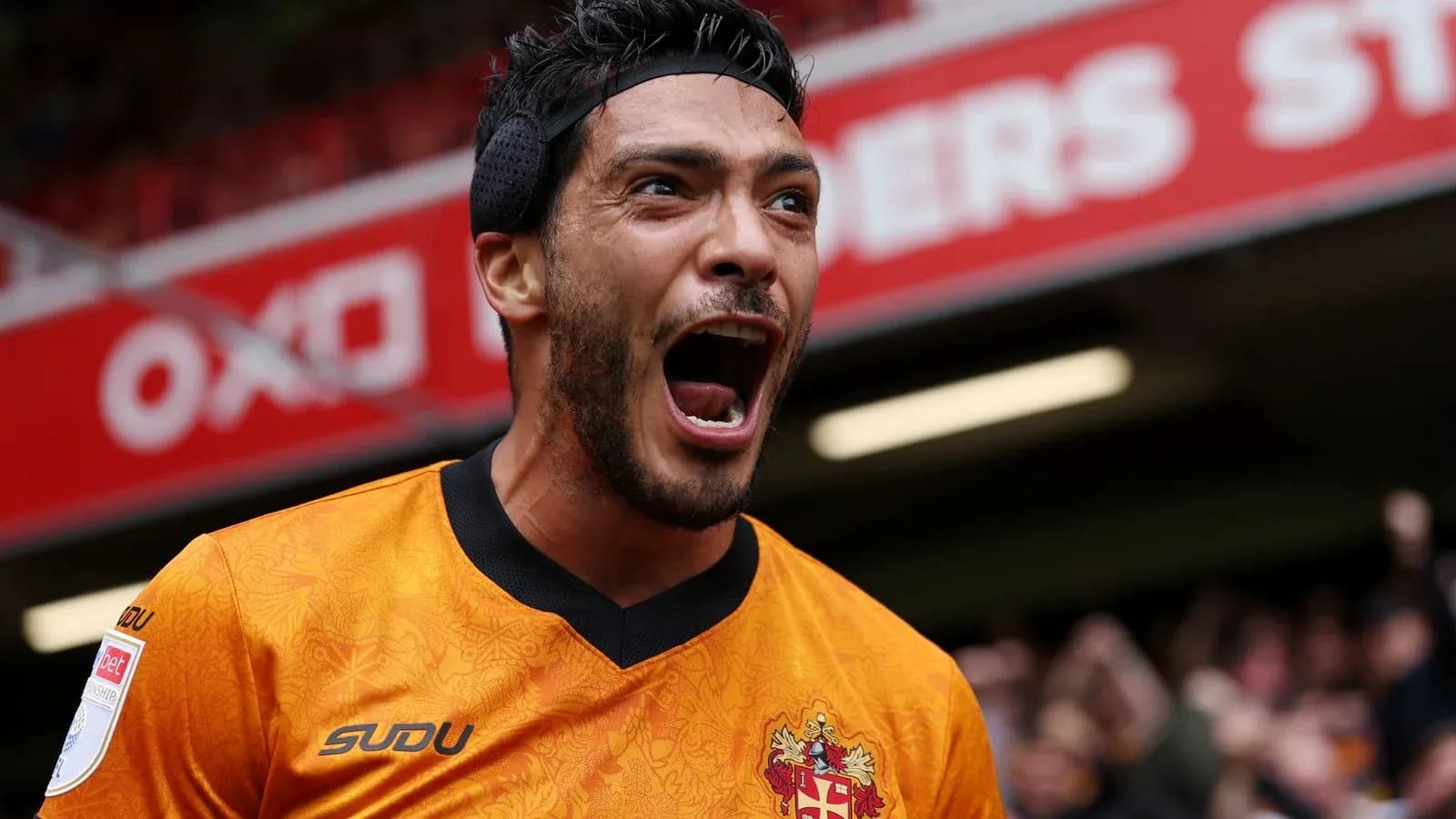 Jugador celebrando en el estadio durante el partido