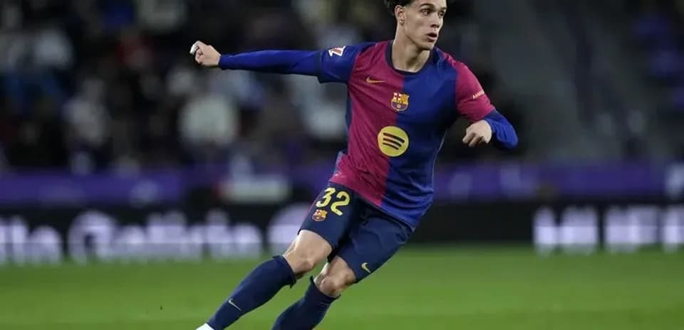 Jugador del FC Barcelona corriendo con el balón