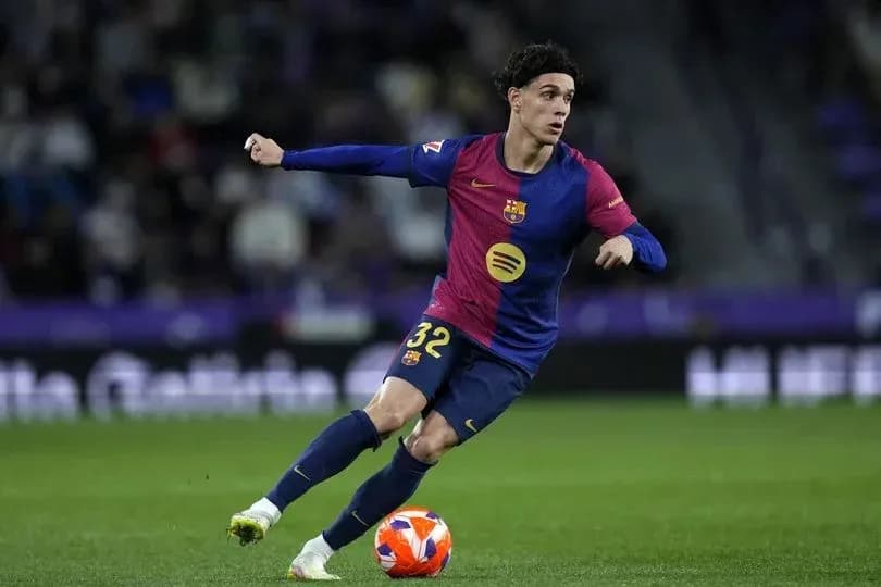 Jugador del FC Barcelona corriendo con el balón