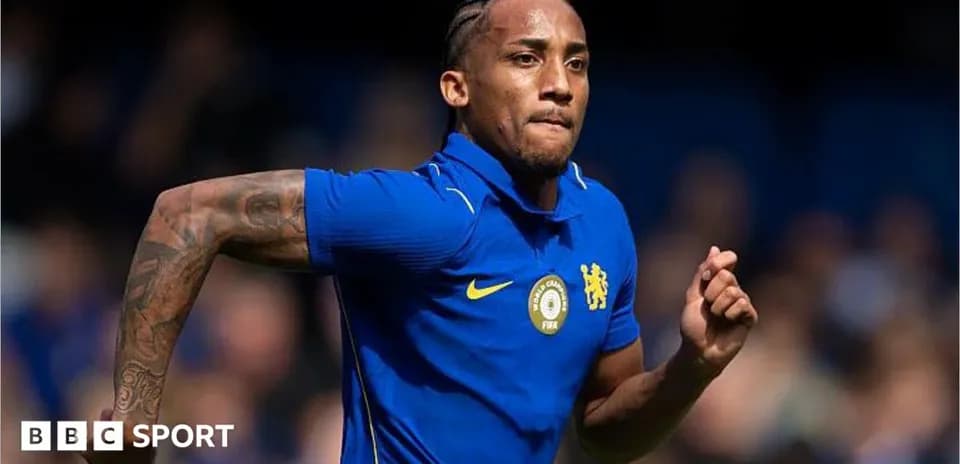 Jugador corriendo con camiseta de Chelsea durante entrenamiento