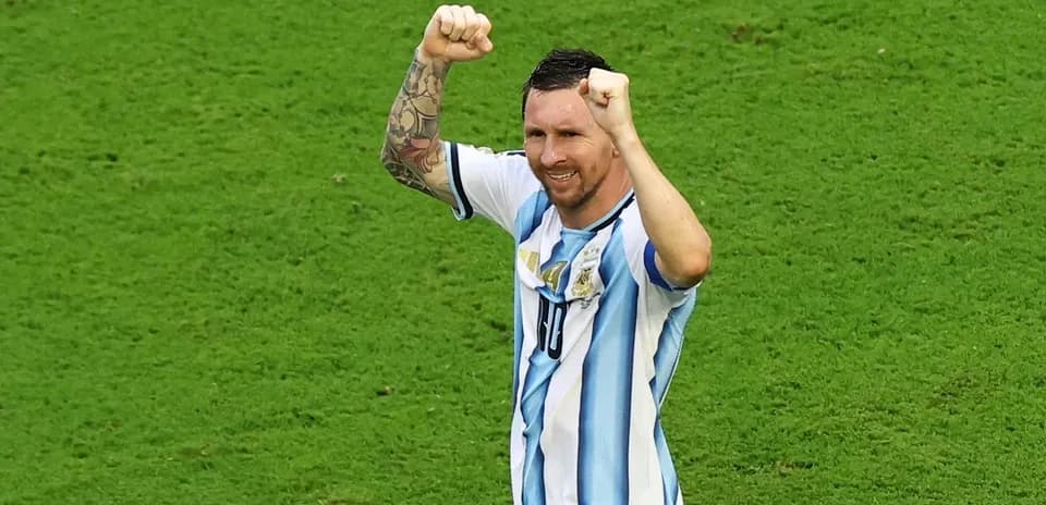 Jugador de Argentina celebrando en el campo de fútbol