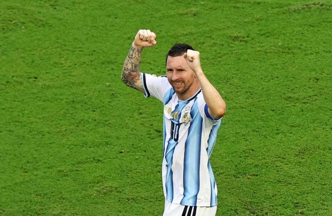 Jugador de Argentina celebrando en el campo de fútbol