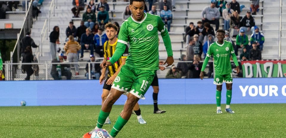 Jugador de Hartford Athletic en acción durante partido
