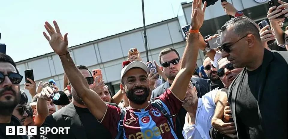 Jugador saludando a los fanáticos en el aeropuerto