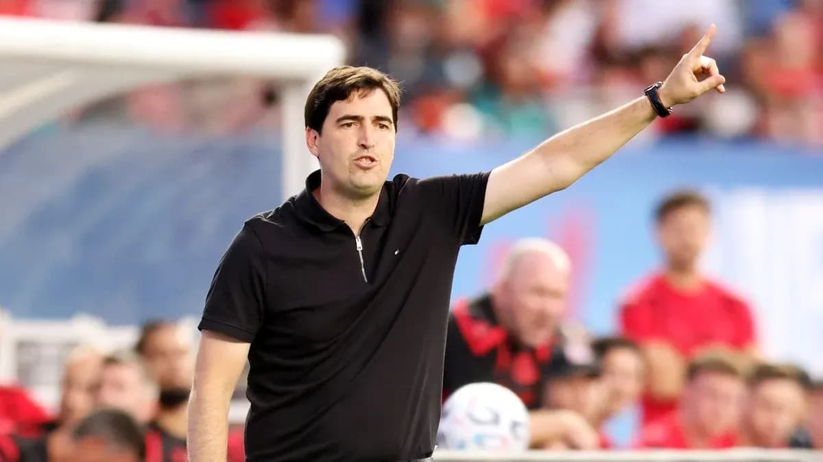 Entrenador dirigiendo desde la línea de banda