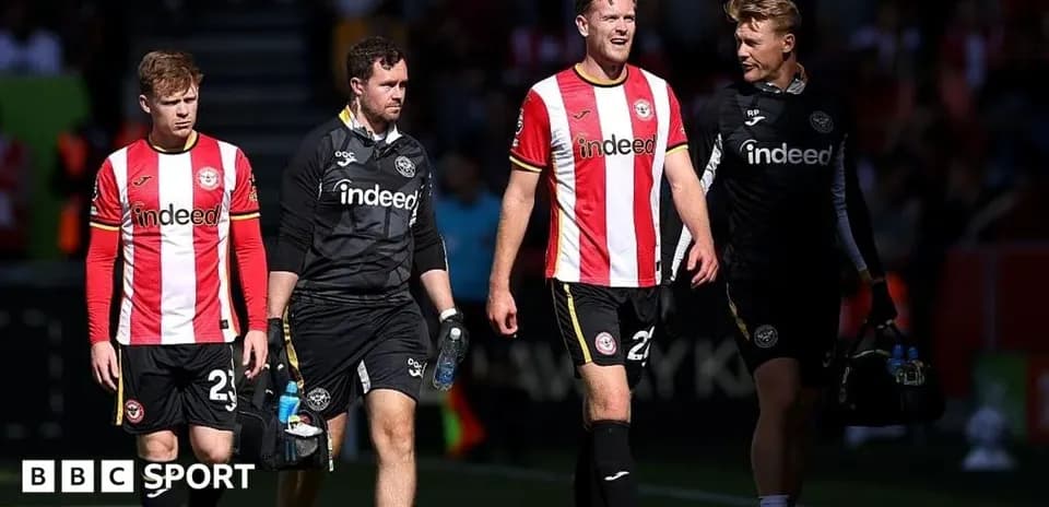 Jugadores de Brentford saliendo del campo tras partido