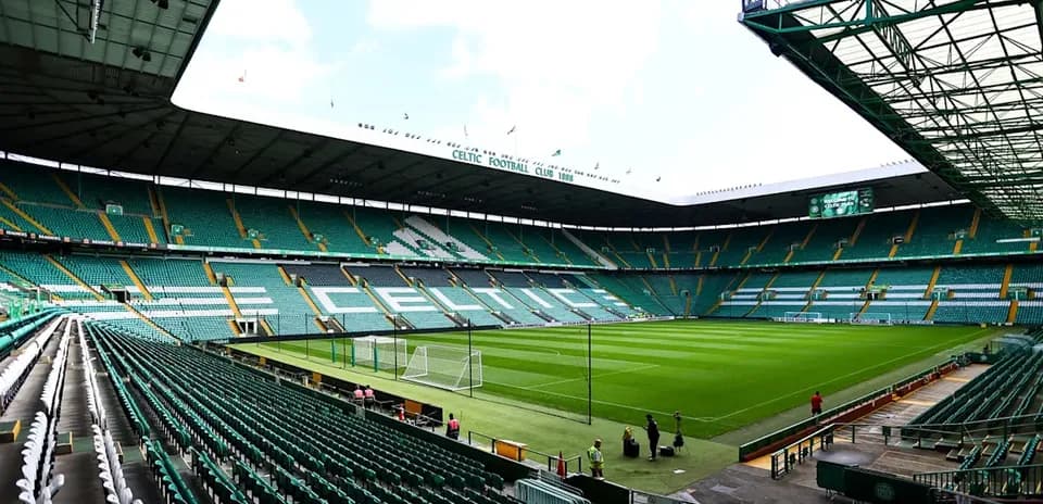 Estadio Celtic Park con gradas vacías y campo de fútbol