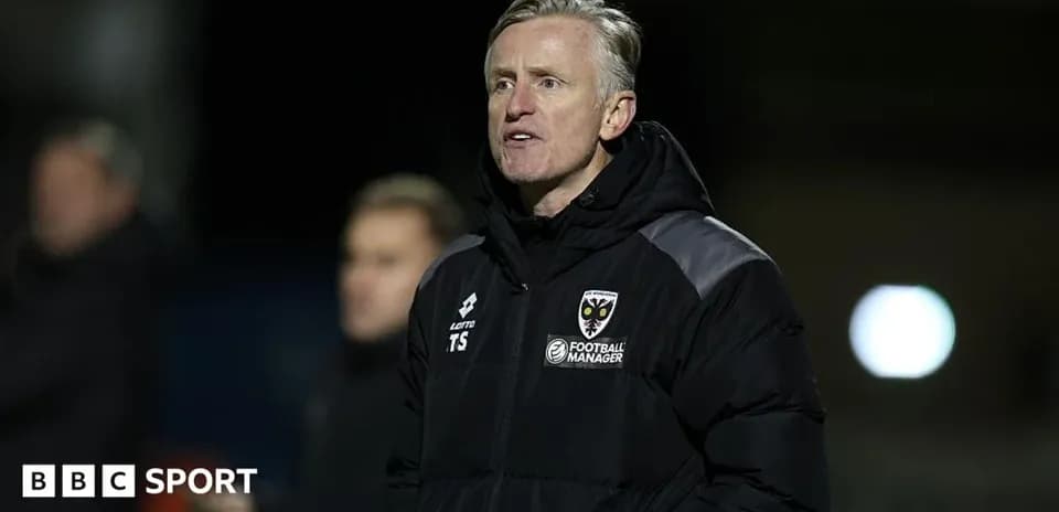 Entrenador de AFC Wimbledon durante un partido