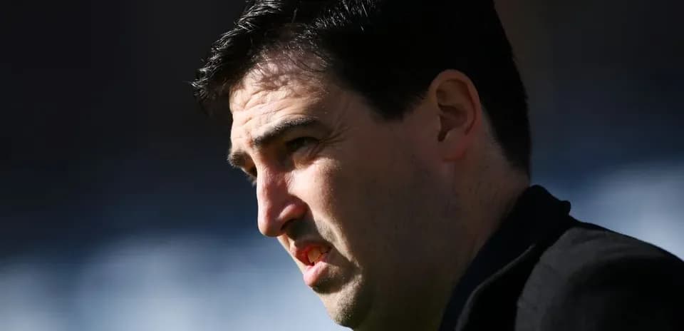 Entrenador observando durante un partido de fútbol