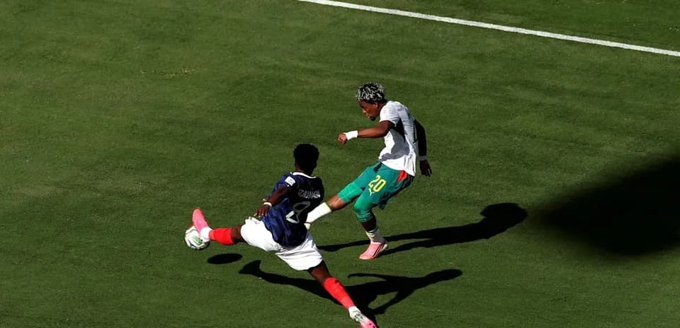 Jugador evitando una entrada durante el partido