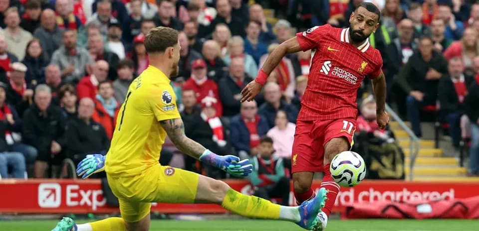Jugador de Liverpool evitando al portero de Brentford