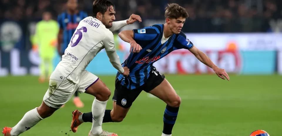 Jugador de Fiorentina persigue a jugador de Atalanta