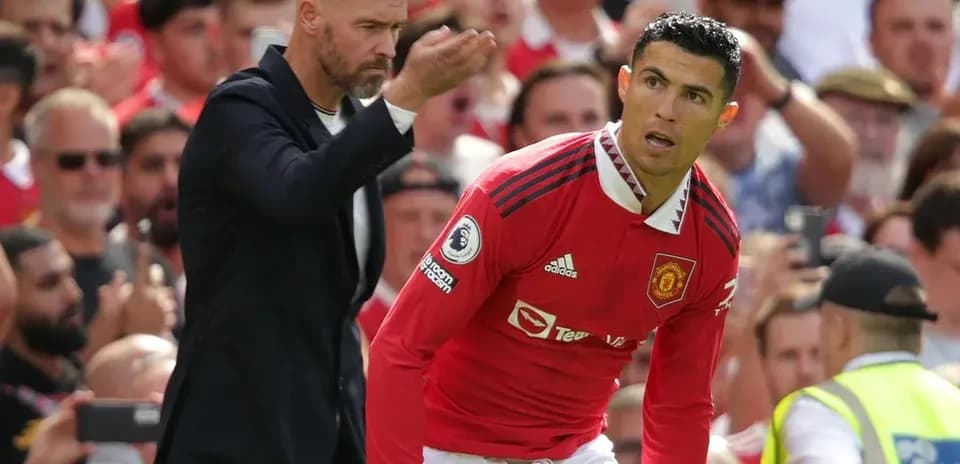 Entrenador dirigiendo instrucciones a Cristiano Ronaldo