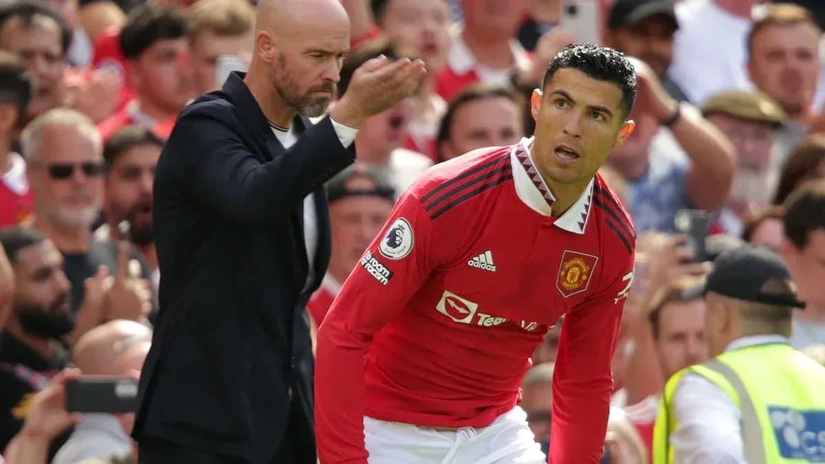 Entrenador dirigiendo instrucciones a Cristiano Ronaldo