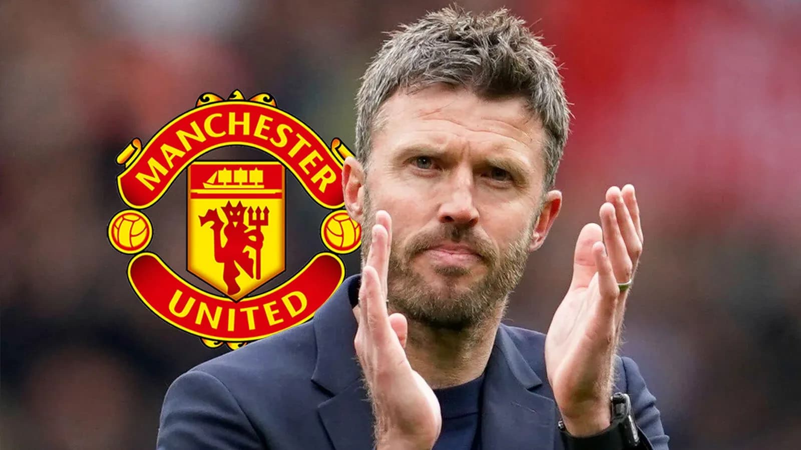 Entrenador aplaudiendo con escudo de Manchester United