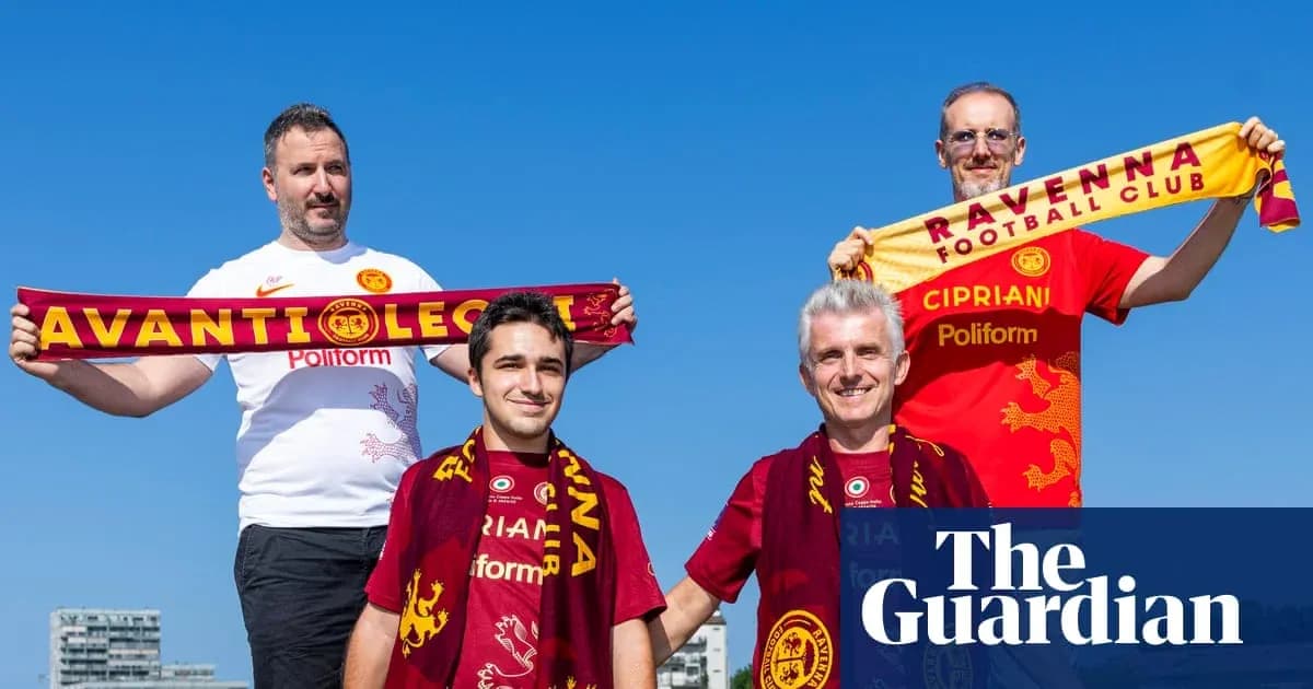 Cuatro aficionados de fútbol sosteniendo bufandas de Ravena