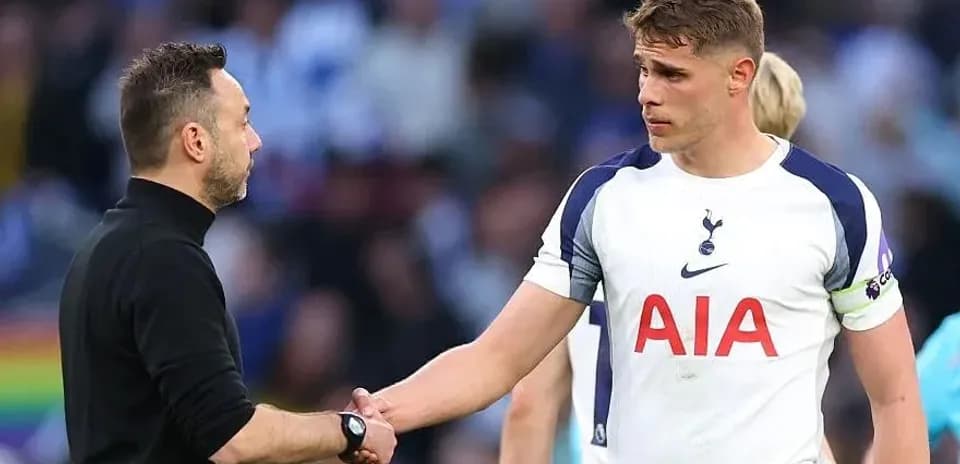 Entrenador y jugador de Tottenham se dan la mano