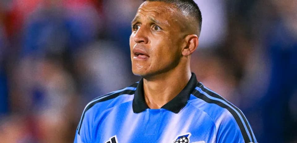 Jugador con uniforme azul observando el partido