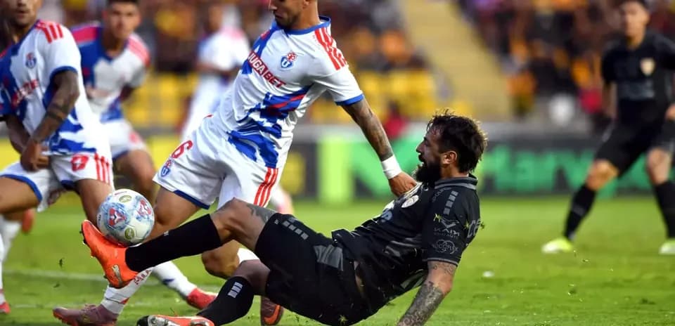 Jugadores en acción durante el partido
