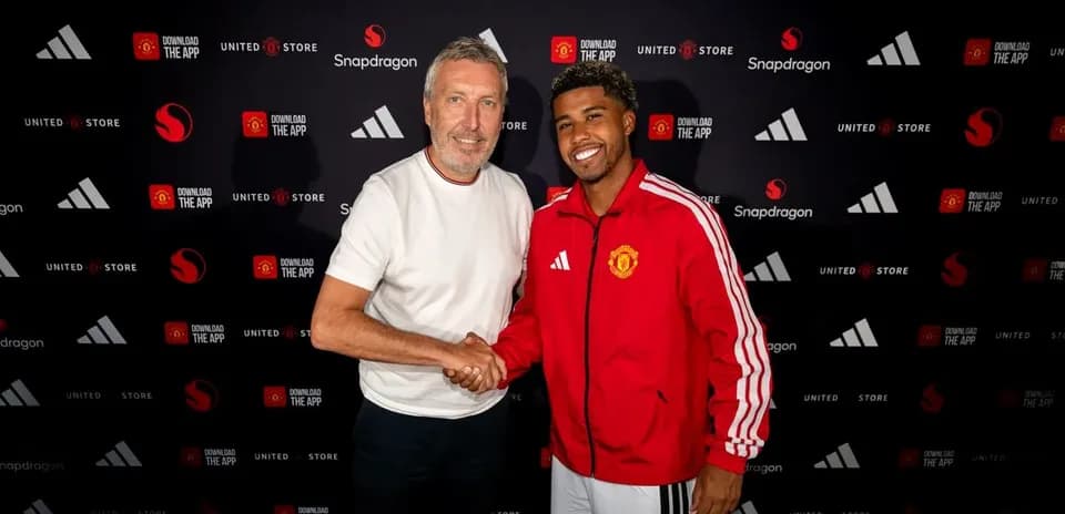 Jugador de Manchester United firmando contrato con directivo