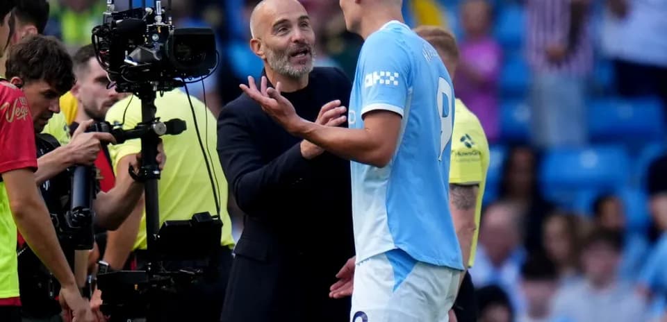 Entrenador hablando con jugador en la banda