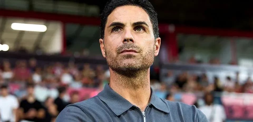 Entrenador observando el partido desde la línea lateral
