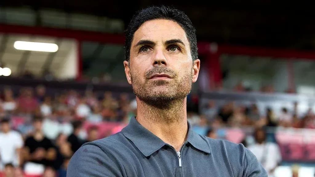 Entrenador observando el partido desde la línea lateral