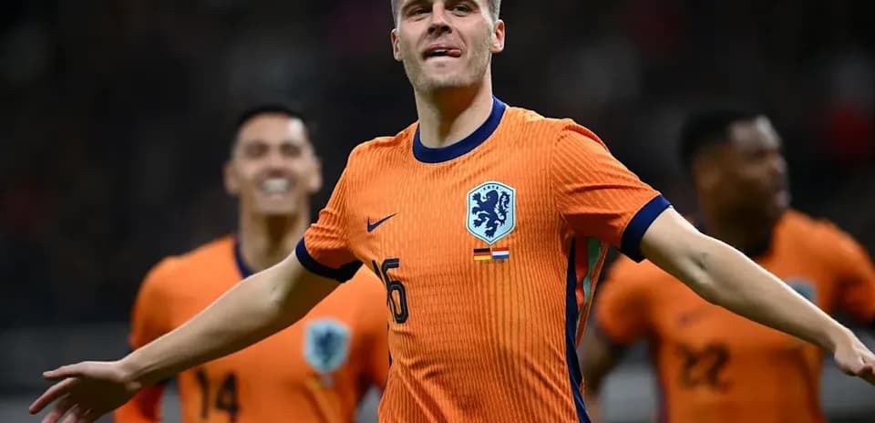 Jugador de Países Bajos celebrando un gol en partido
