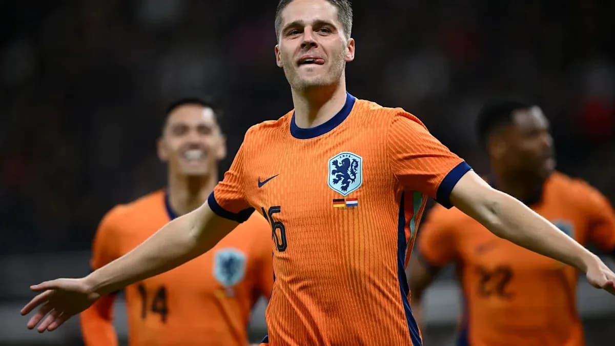 Jugador de Países Bajos celebrando un gol en partido