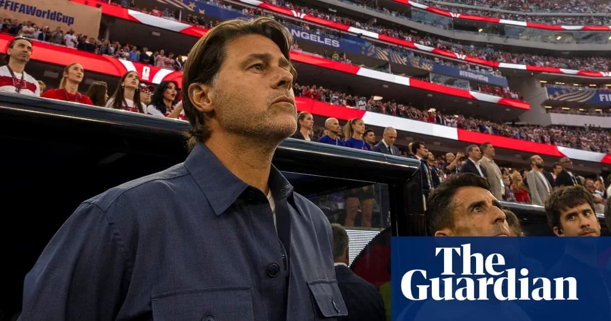 Entrenador observando el partido en estadio lleno