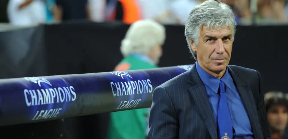 Entrenador sentado en el banquillo durante partido
