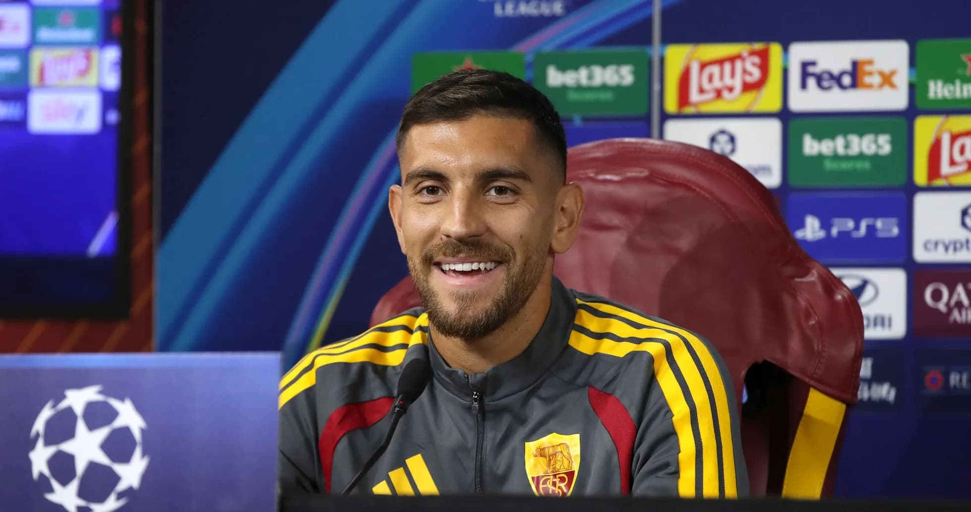 Jugador en conferencia de prensa con fondo de sponsors