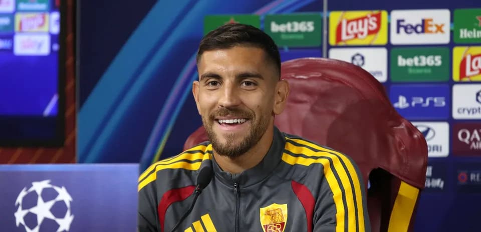 Jugador en conferencia de prensa con fondo de sponsors