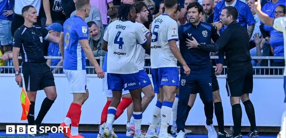 Jugadores discutiendo con el árbitro durante el partido