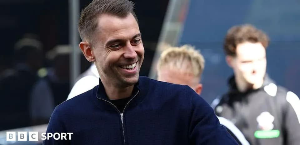 Hombre sonriendo en el estadio antes del partido