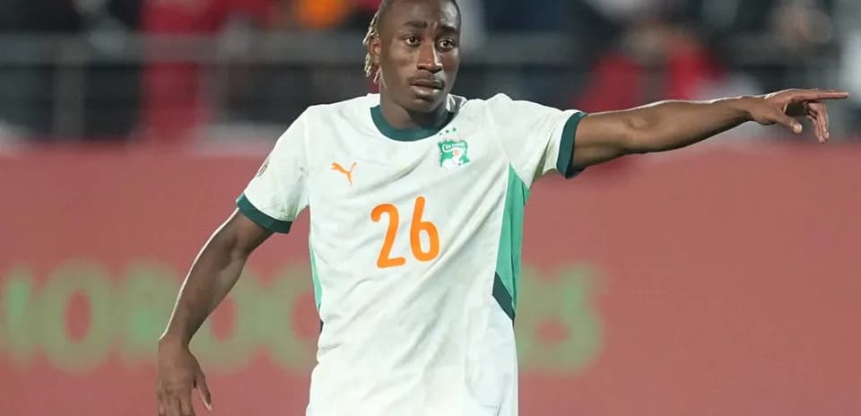Jugador de Costa de Marfil señalando durante el partido