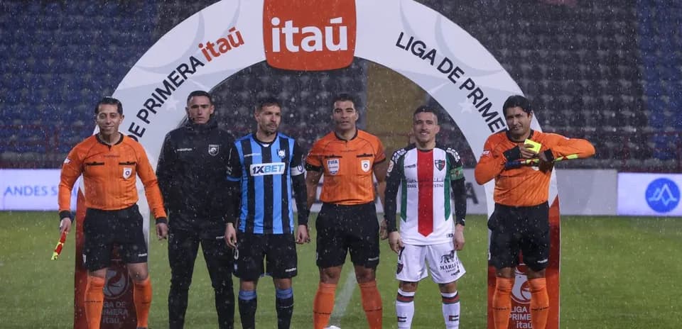 Árbitros y jugadores en presentación del partido